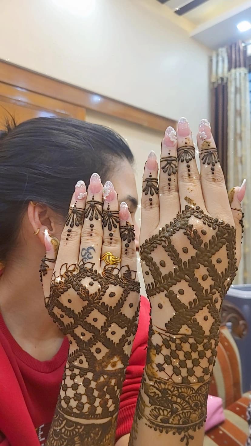 Nail art with mehandi